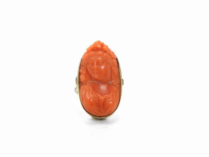 Anello in Oro Giallo a Basso Titolo con Cammeo in Corallo Rosso Arancio