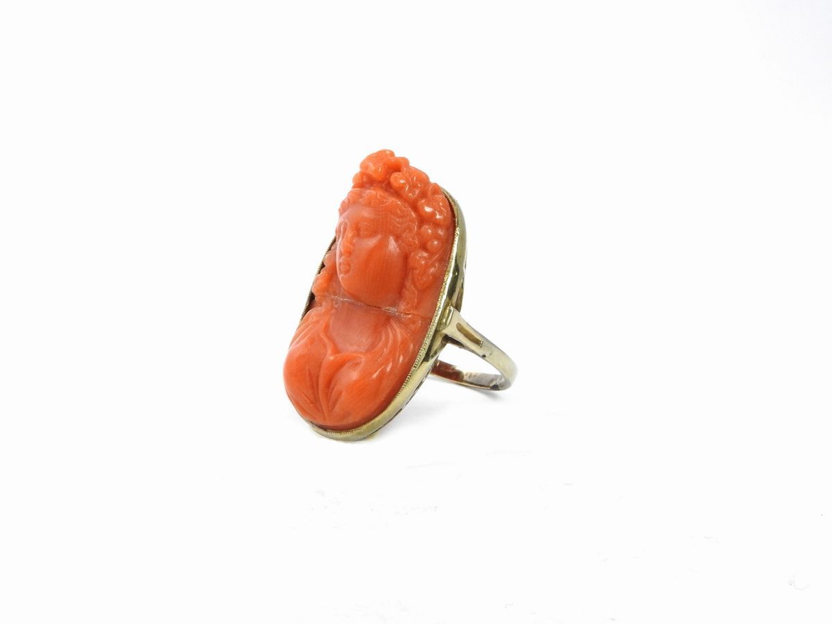 Anello in Oro Giallo a Basso Titolo con Cammeo in Corallo Rosso Arancio