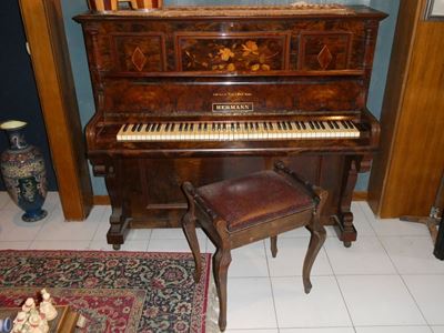 Pianoforte Verticale Hermann in Radica di Noce