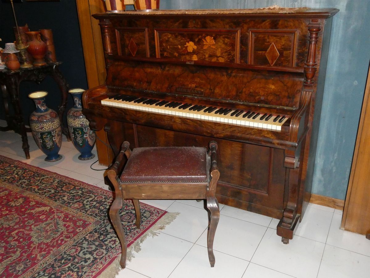 Pianoforte Verticale Hermann in Radica di Noce