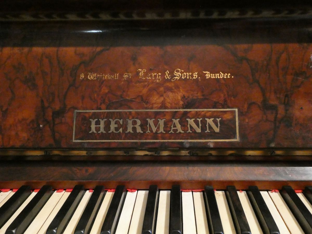 Pianoforte Verticale Hermann in Radica di Noce