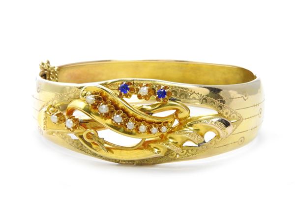 Low title yellow gold bangle with micro-pearls