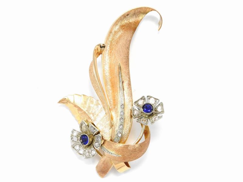 Spilla Pendente in Oro Rosa e Bianco con Diamanti e Zaffiri Sintetici