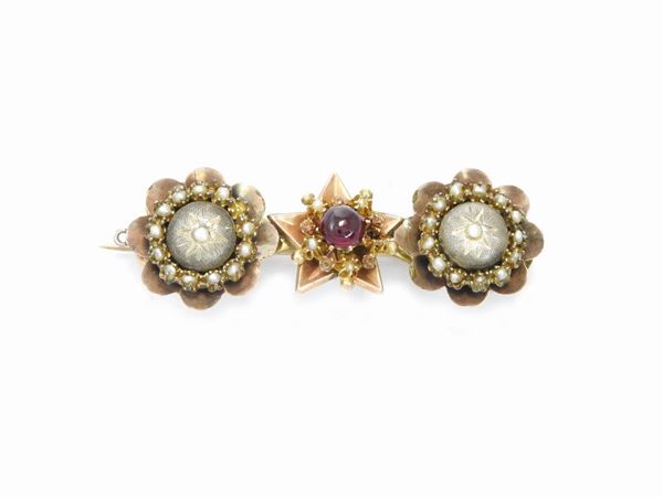Low alloy pink and yellow Bourbon brooch with garnet and micro-pearls