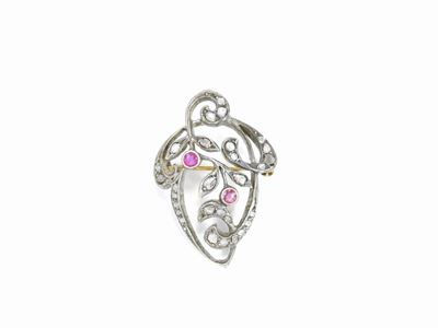 Spilla in Oro Rosa a Basso Titolo e Argento con Diamanti e Rubini