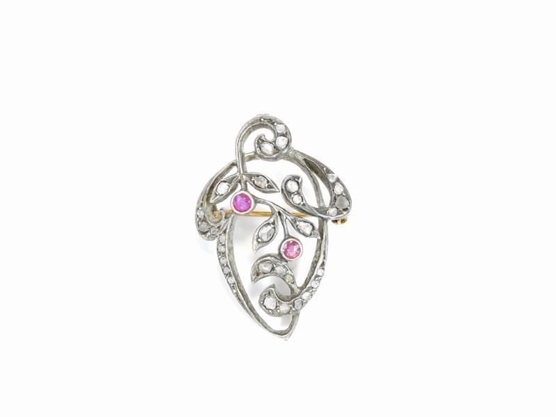 Spilla in Oro Rosa a Basso Titolo e Argento con Diamanti e Rubini