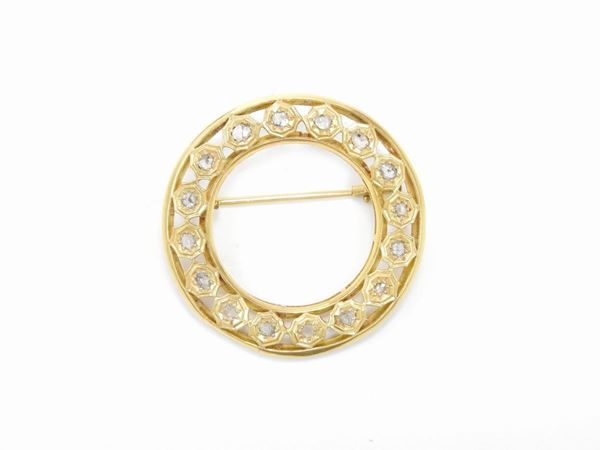 Yellow gold circular brooch with diamonds