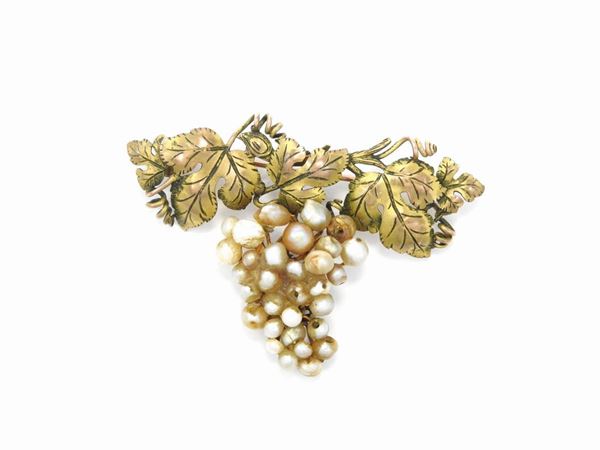 Low alloy yellow gold and silver brooch with pearls