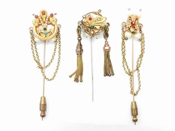Three low alloy pink and yellow gold brooches with pearls and glasses  - Auction Antique jewelry and watches - Maison Bibelot - Casa d'Aste Firenze - Milano