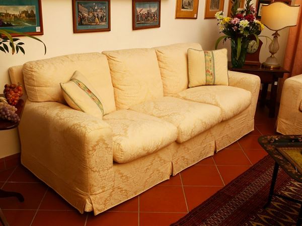 Three-seater sofa upholstered and upholstered in cream yellow damask  - Auction Furniture and Paintings from the Piero Quaglia Foundation - Maison Bibelot - Casa d'Aste Firenze - Milano