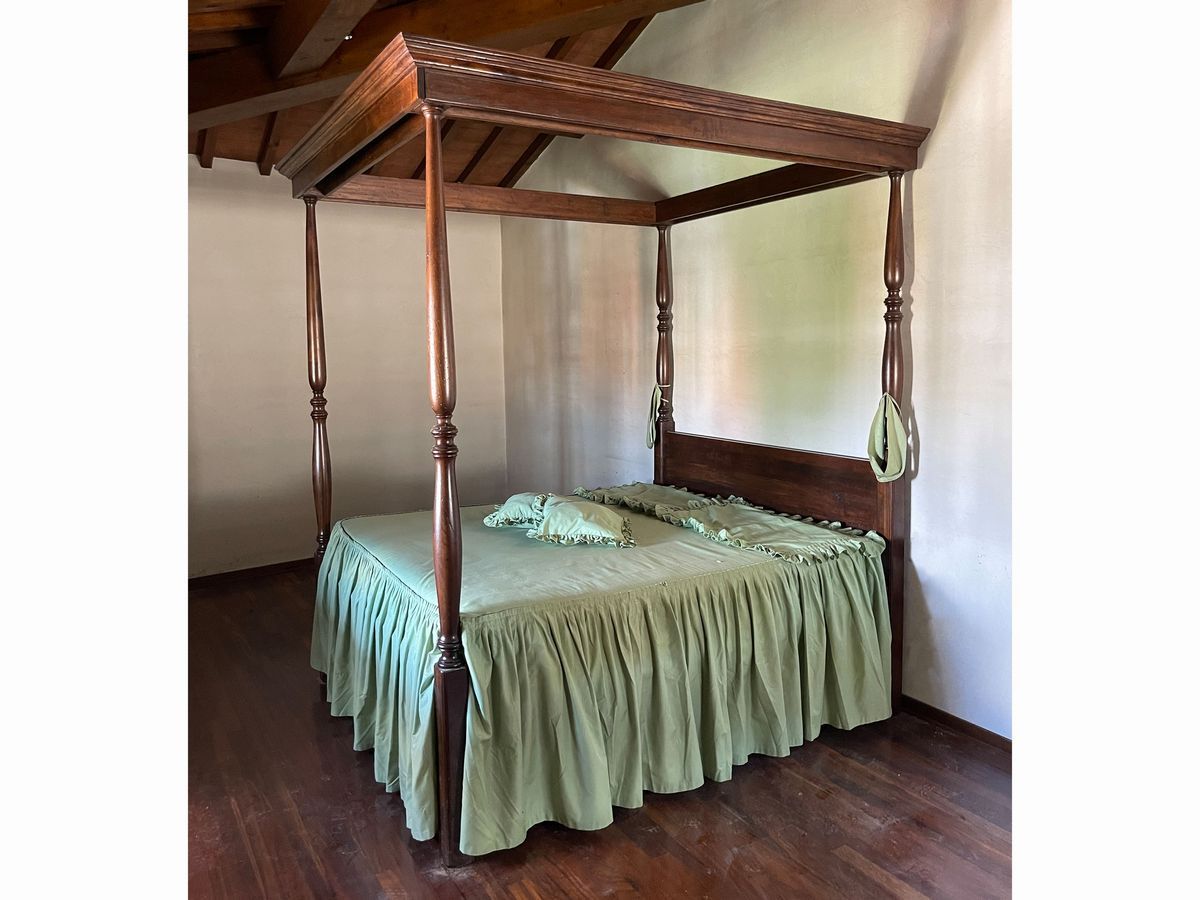 Letto Matrimoniale a Baldacchino in Noce