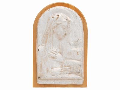 Grande Placca Centinata in Terracotta Invetriata di Colore Bianco