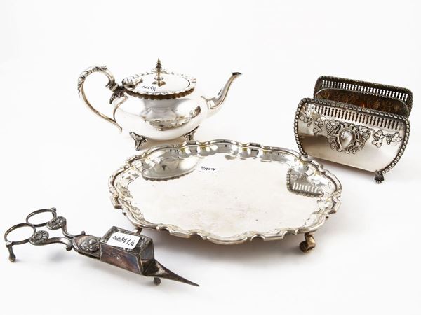 Quattro accessori per la tavola in metallo argentato