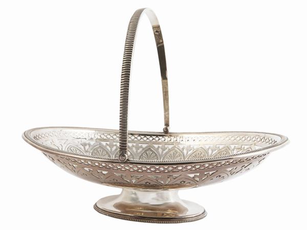 Oval basket in silver metal