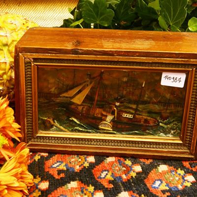 Modellino in Miniatura di Nave a Vapore Entro Paesaggio Portuale
