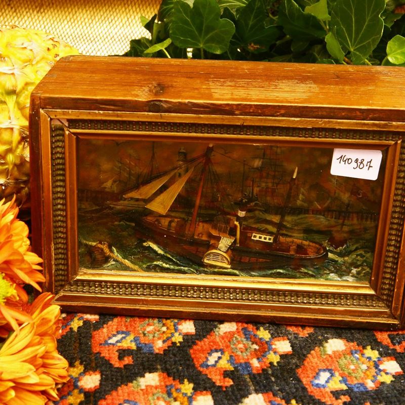Modellino in Miniatura di Nave a Vapore Entro Paesaggio Portuale