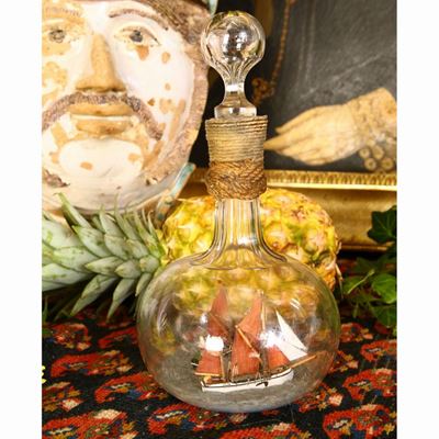 Due Modellini in Miniatura di Imbarcazioni a Vela