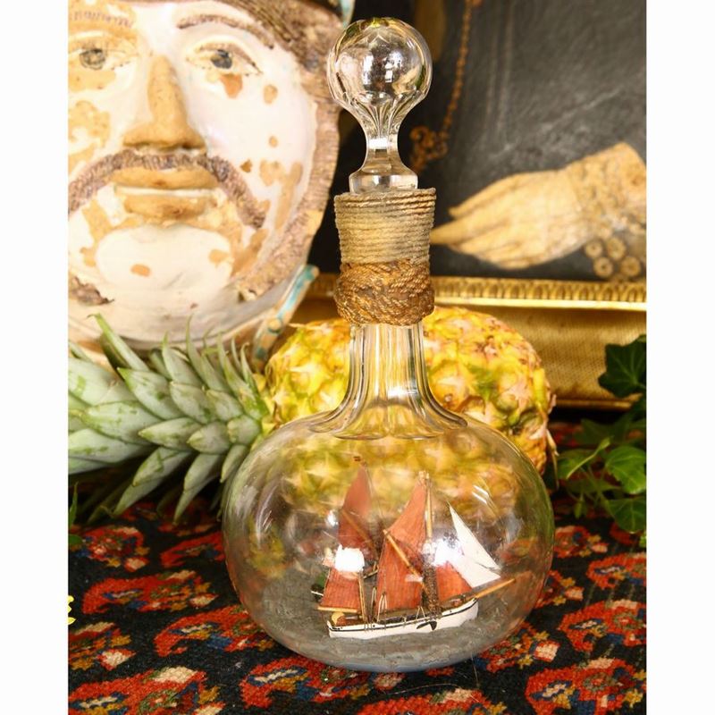 Due Modellini in Miniatura di Imbarcazioni a Vela
