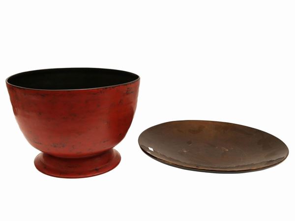 Large basin in red and black lacquer