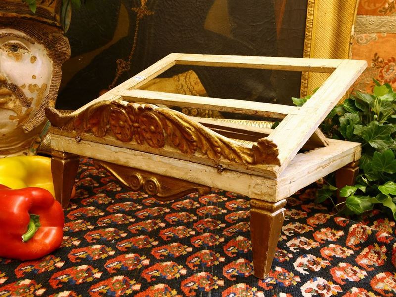 Leggìo in Legno Laccato e Lumeggiato in Oro