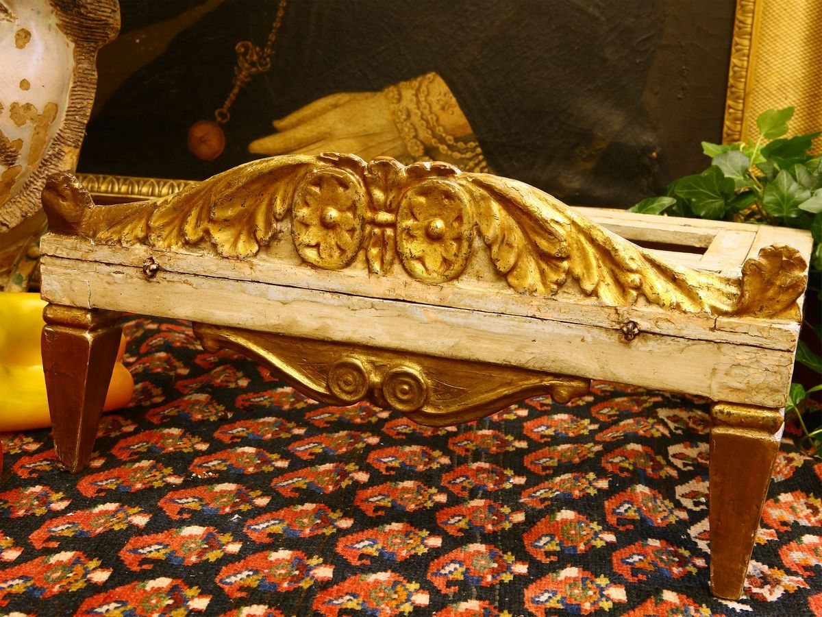 Leggìo in Legno Laccato e Lumeggiato in Oro