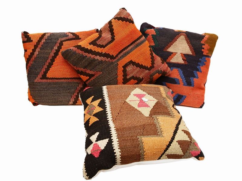 Quattro Cuscini Rivestiti con Frammenti Kilim