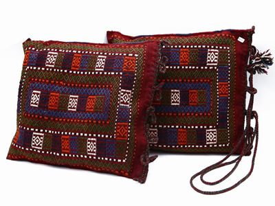 Coppia di Grandi Cuscini Rivestiti con Frammenti Kilim