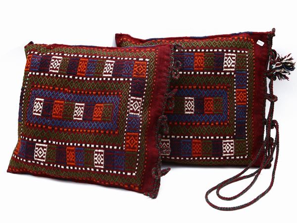 Coppia di grandi cuscini rivestiti con frammenti Kilim