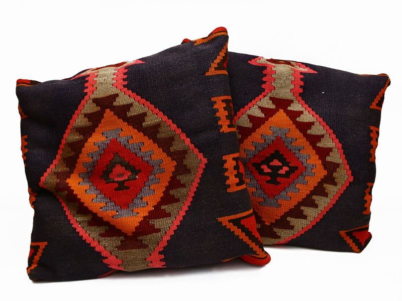 Coppia di Grandi Cuscini Rivestiti con Frammenti Kilim