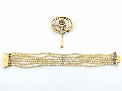 Una Spilla in Oro Giallo e Microperle e un Bracciale di Perle Multifilo con Fermezza in Oro Giall...