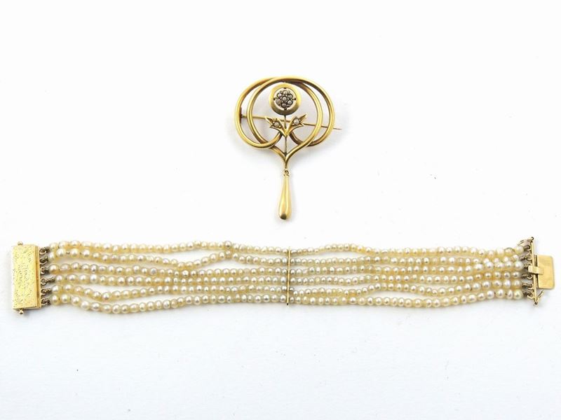 Una Spilla in Oro Giallo e Microperle e un Bracciale di Perle Multifilo con Fermezza in Oro Giall...