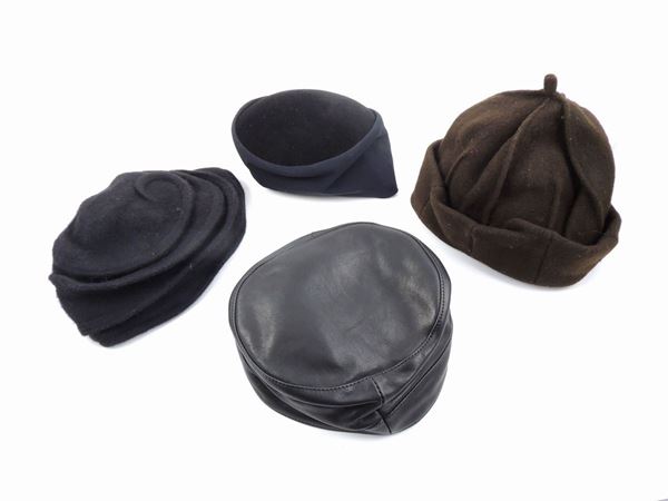 Quattro cappellini in lana, tessuto e pelle