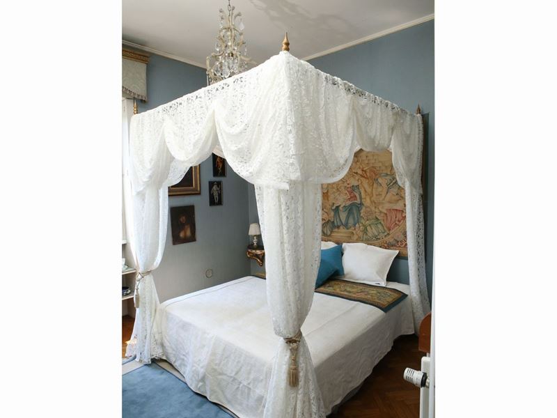 Letto Matrimoniale a Baldacchino