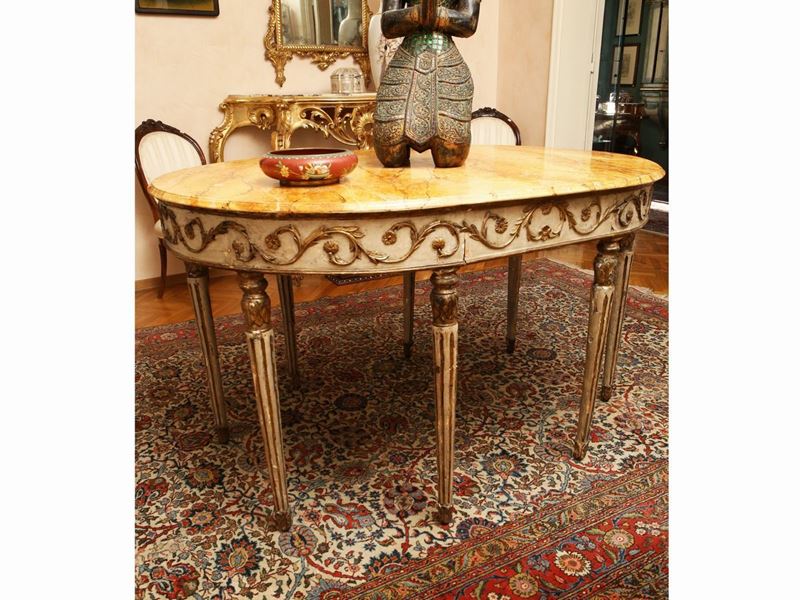 Coppia di Console a Mezzaluna in Legno Laccato e Lumeggiato in Oro