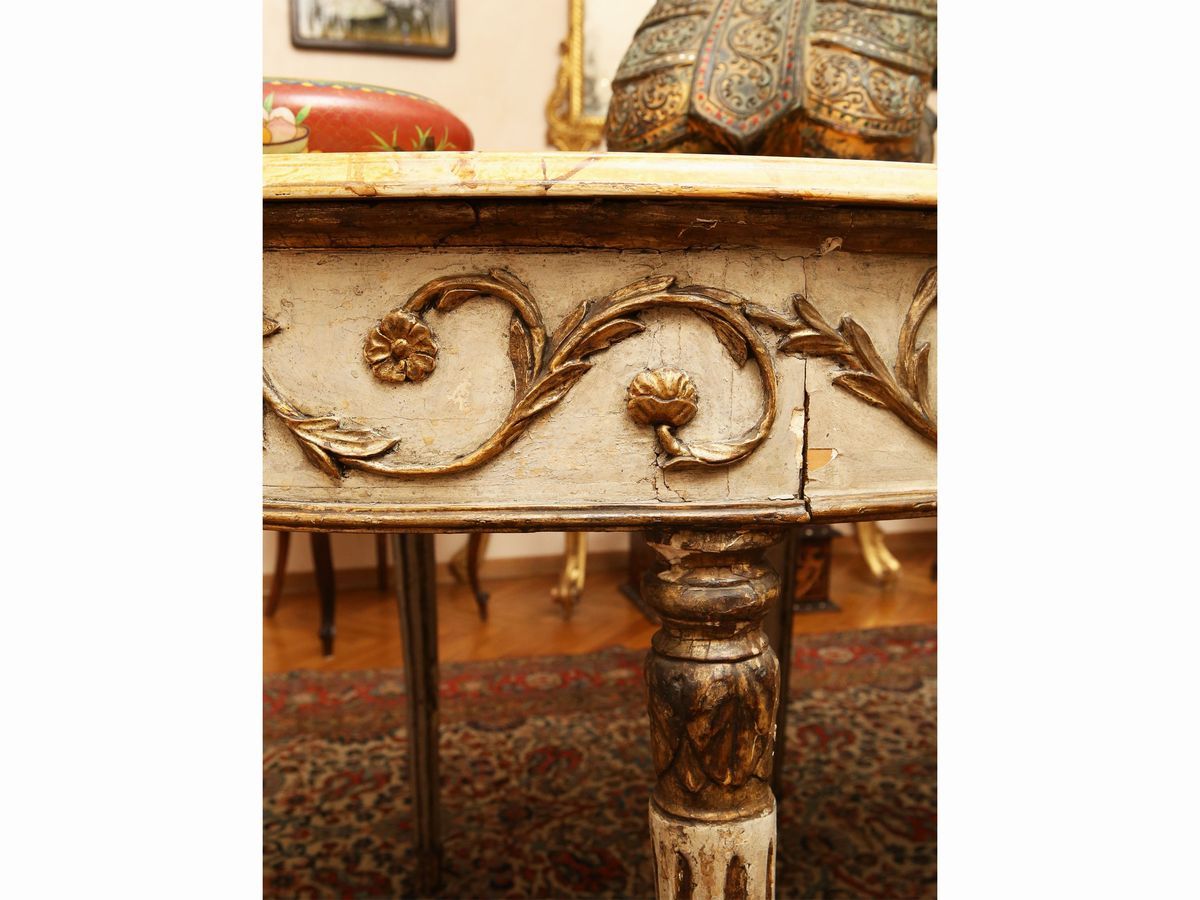 Coppia di Console a Mezzaluna in Legno Laccato e Lumeggiato in Oro