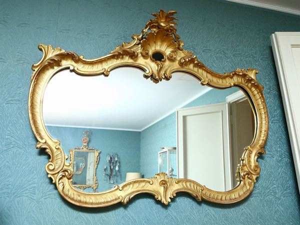 Caminiera con cornice in legno intagliato e dorato