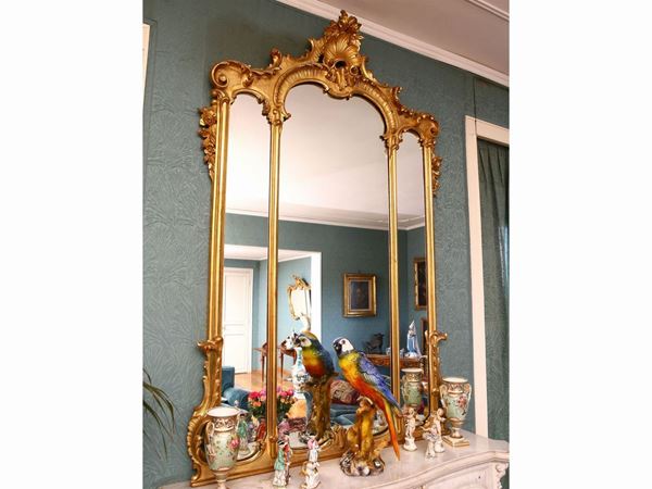 Grande specchiera con cornice in legno intagliato e dorato