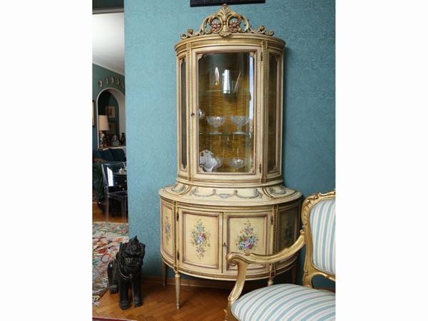Two-body display cabinet in ivory and painted lacquered wood
