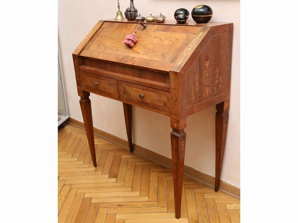 Small folding desk in walnut veneer and other essences