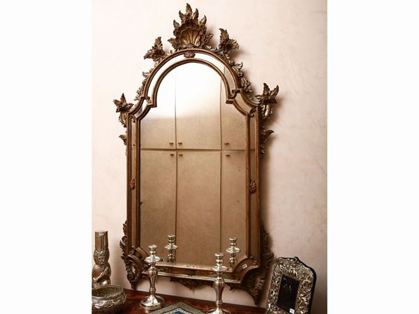 Mirror with frame in carved and gilded wood