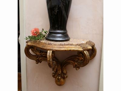 Piccola Console Pensile in Legno Intagliato e Dorato