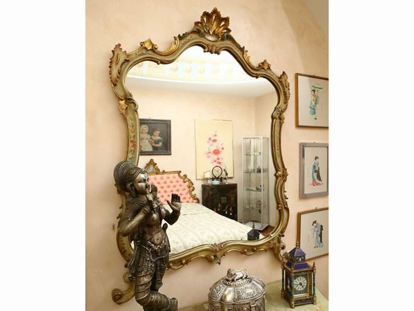 Mirror in carved and lacquered wood