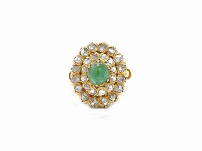 Anello in Oro Giallo con Diamanti e Smeraldo