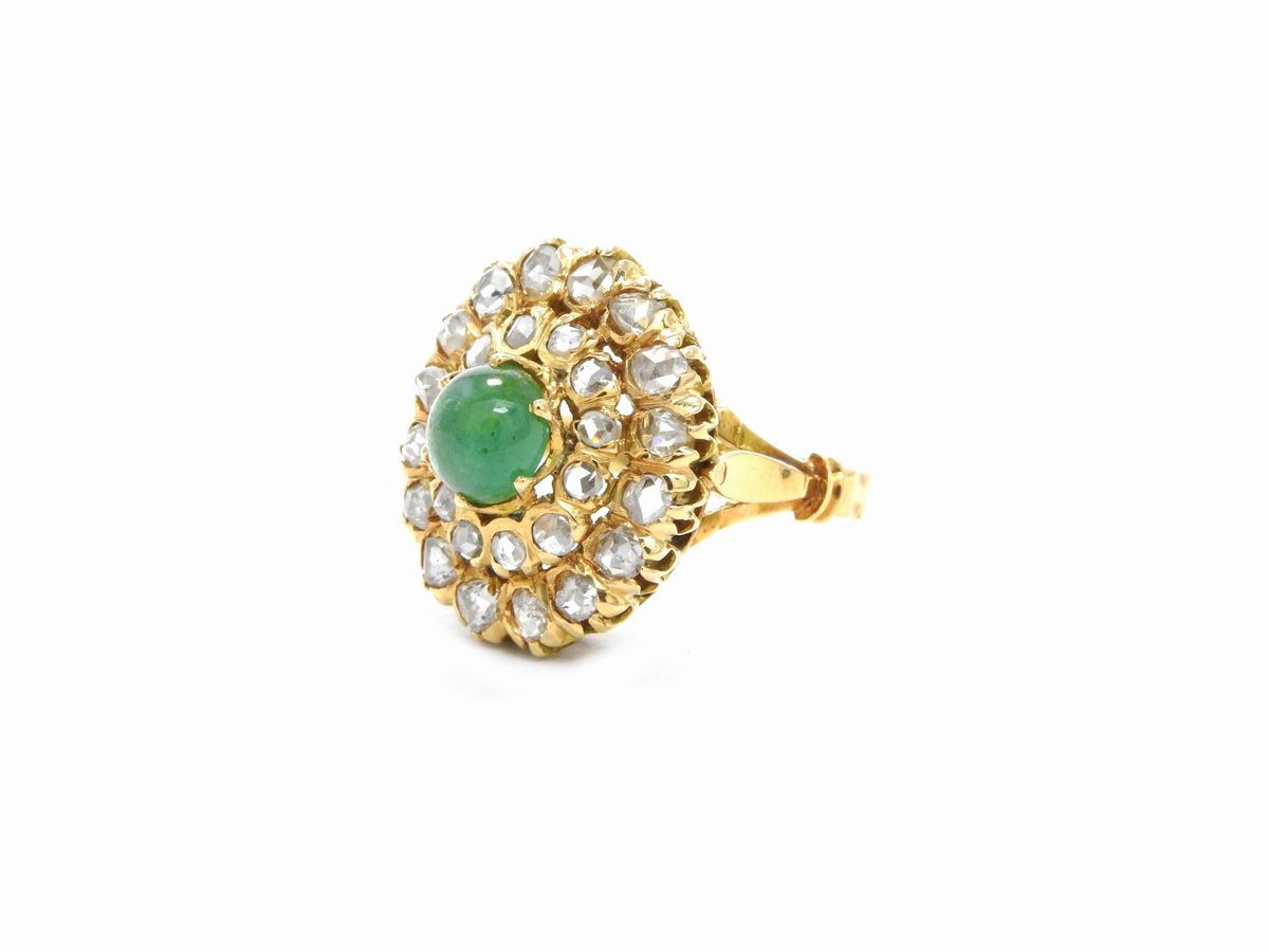 Anello in Oro Giallo con Diamanti e Smeraldo
