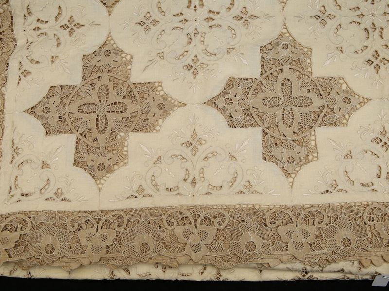 Tovaglia in Lino e Cotone Ricamata a Mano