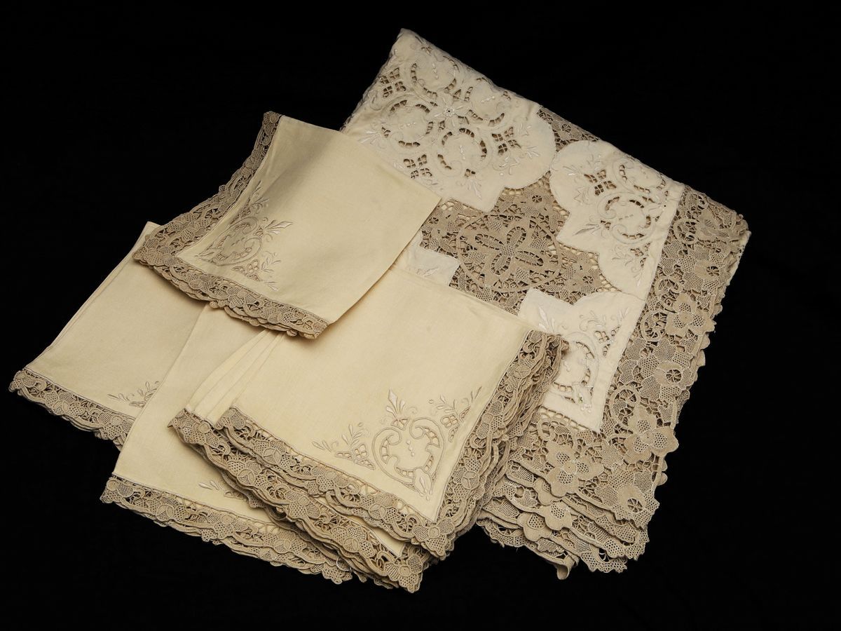 Tovaglia in Lino e Cotone Ricamata a Mano