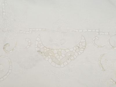 Tovaglia in Lino Bianco Ricamata a Mano