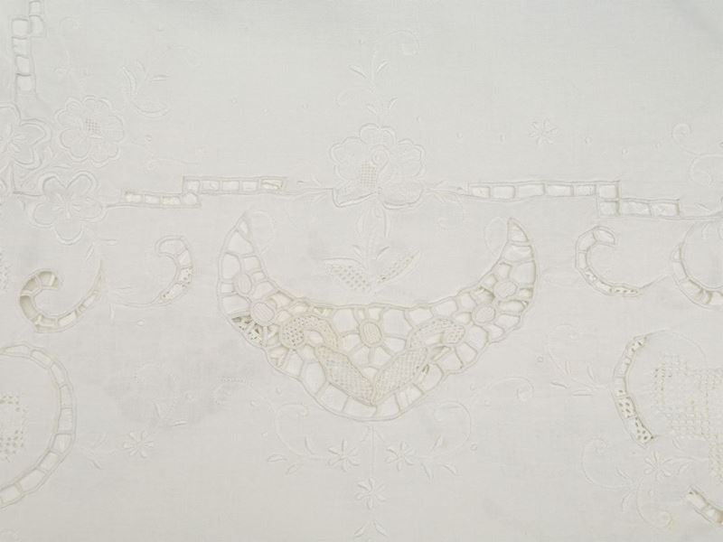 Tovaglia in Lino Bianco Ricamata a Mano