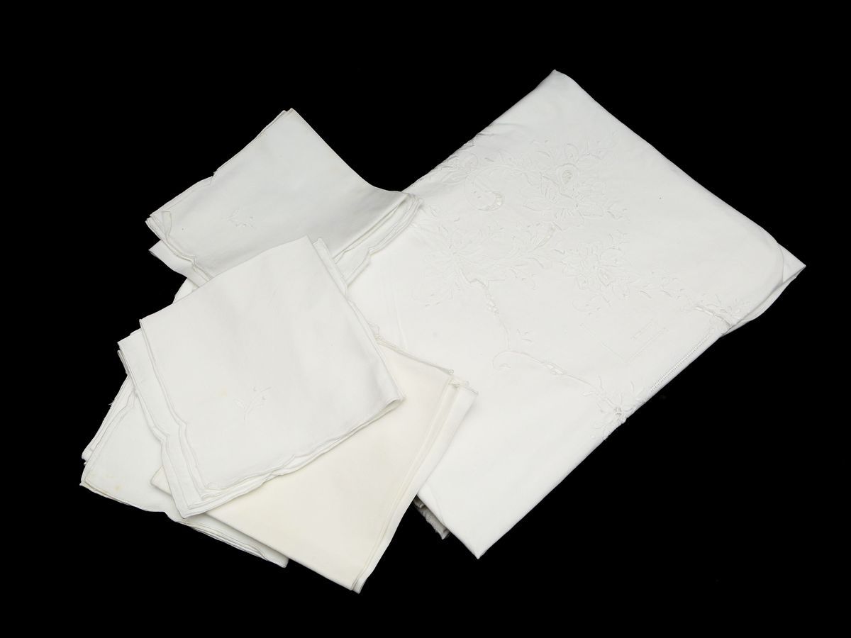 Tovaglia in Lino Bianco Ricamata