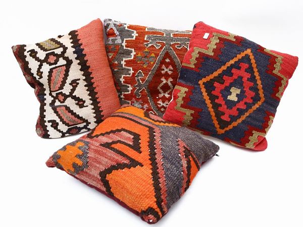 Quattro cuscini rivestiti con frammenti kilim
